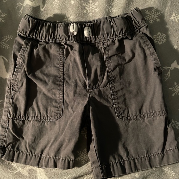 5/10$ Carters grey shorts with pockets size 2T - Picture 1 of 3